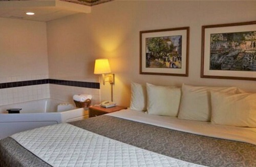 Thorp House | Vacation Starts Here! Free Parking, Pets Allowed, Near Thorp Aquatic Center