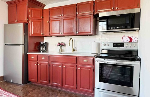Evansville Apartment | Valentine Suite/1BD/1BA Apt in Holiday House