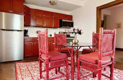 Evansville Apartment | Valentine Suite/1BD/1BA Apt in Holiday House