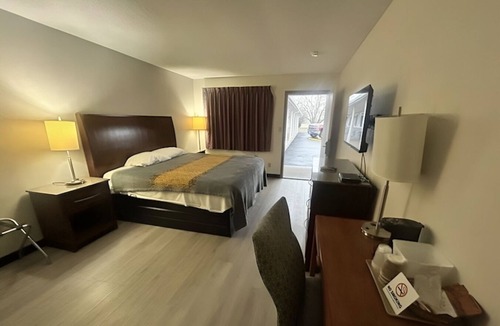 Greenville Hotel | Value King Room | Free Onsite Parking | Near Historic Downtown Greenville