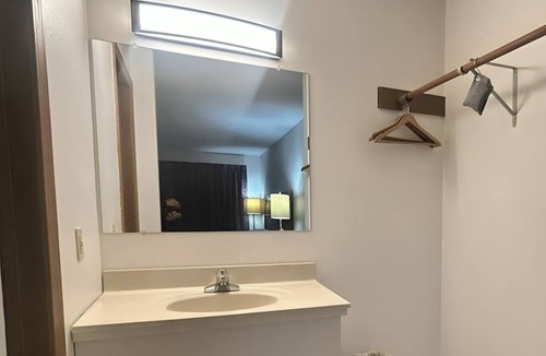 Greenville Hotel | Value King Room | Free Onsite Parking | Near Historic Downtown Greenville