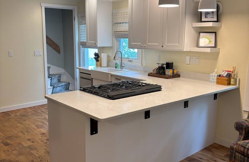 Decorah House | Veranda House Decorah - King Bed, Sauna, sleeps 6, Huge Screened Porch