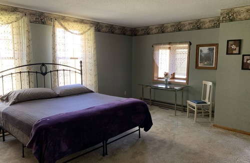 Mondovi House | Vintage 2 or 4 Bedroom Farmhouse 1.5 miles from Mondovi