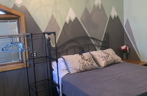 Mondovi House | Vintage 2 or 4 Bedroom Farmhouse 1.5 miles from Mondovi