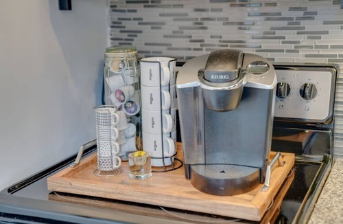Melrose Condo | VOTED `HAPPIEST` & `MOST JOYFUL` Nash Condo + Pool