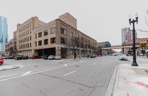 West Loop Gate Apartment | W Loop Studio w Deck Pool Gym 3 blocks to L CHI-644