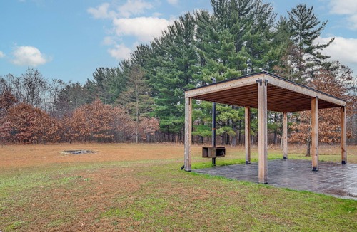 Necedah House | Walk to Castle Rock Lake! Modern Home w/Patio