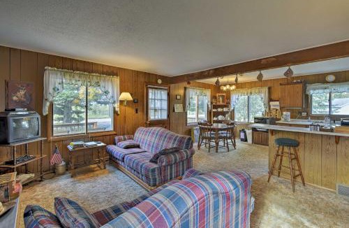 Markesan House | Walk to Green Lake & Beach: Cozy Cabin w/Deck