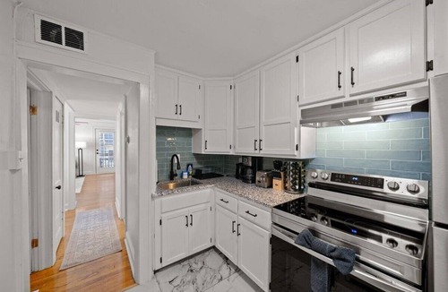 Westport Apartment | Walk to KU Med/1BR/Fast WiFi/Balcony/Long stays