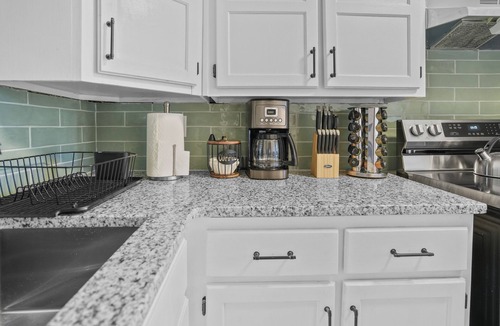 Westport Apartment | Walk to KU Med/1BR/Fast WiFi/Balcony/Long stays