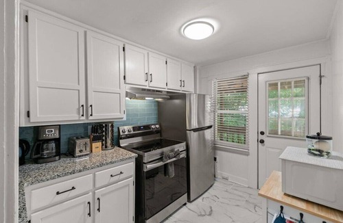 Westport Apartment | Walk to KU Med/1BR/Fast WiFi/Balcony/Long stays