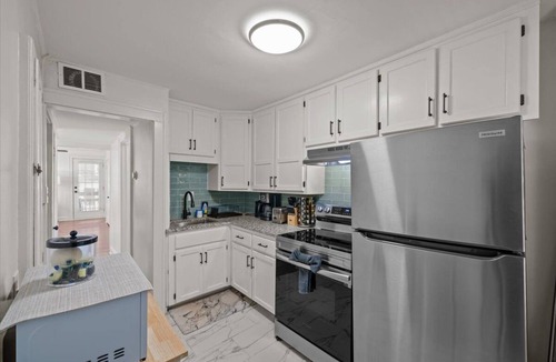 Westport Apartment | Walk to KU Med/1BR/Fast WiFi/Balcony/Long stays