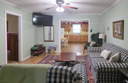 Nauvoo Apartment | Walk to Nauvoo Temple: Remodeled Family Apartment