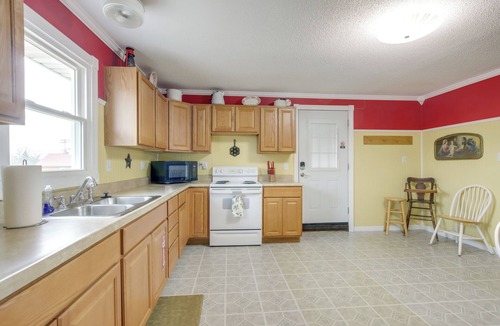 Nauvoo Apartment | Walk to Nauvoo Temple: Remodeled Family Apartment