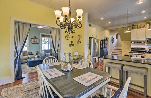 San Jacinto Cottage | Walk to Poretto Beach: Tropical Oasis in Galveston