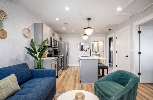 Hillsboro Village Apartment | Walk to Restaurants from Condo, by Hospitals, 3 miles to Downtown