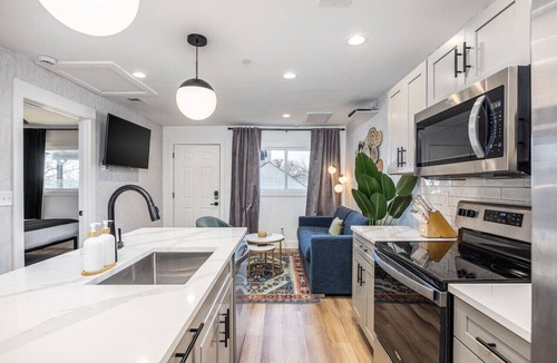 Hillsboro Village Apartment | Walk to Restaurants from Condo, by Hospitals, 3 miles to Downtown