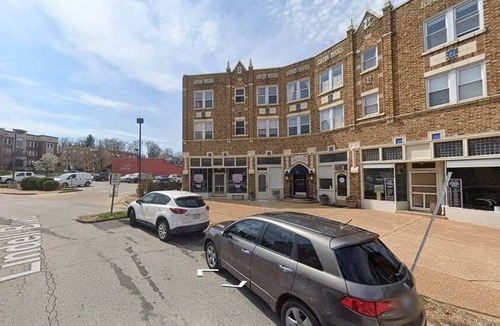 University City Apartment | Walk to WashU and Downtown Clayton | 2BR W&D