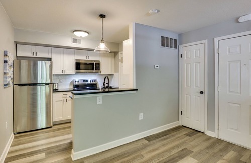 Quality Hill Condo | Walkable Pet-Friendly Monthly Stay in Quality Hill