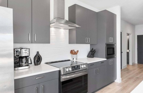 West End Condo | Walkable to Vandy. 2 King BR. 2 BA. Upscale West End Gem. Pool. Gym. Parking.