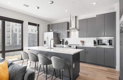 West End Condo | Walkable to Vandy. 2 King BR. 2 BA. Upscale West End Gem. Pool. Gym. Parking.