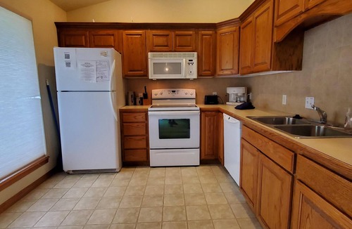 Holiday Island House | WALKING DISTANCE TO THE MARINA WITH HOT TUB