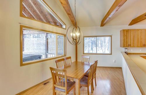 Houston House | Wasilla 'Spruce Moose' Cabin: Lakefront + Hot Tub!