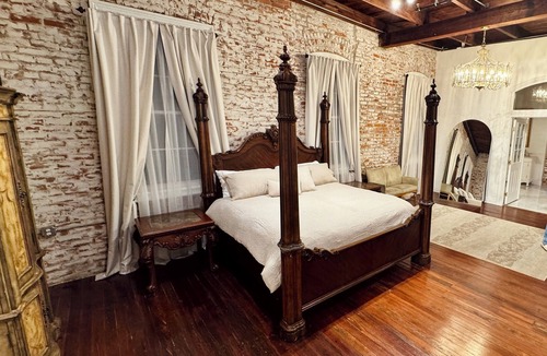 Sunshine Apartment | Water Tower at the Kinberger~Elegant studio in Downtown District of Plaquemine