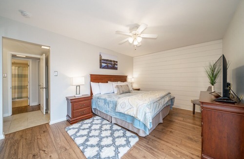 Lake Hamilton Condo | *WATER VIEW* Adorable 2 bedroom 2 bath condo with private boat slip and pool