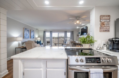 Lake Hamilton Condo | *WATER VIEW* Adorable 2 bedroom 2 bath condo with private boat slip and pool