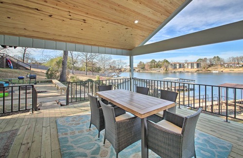 Lake Hamilton Cottage | Waterfront Getaway w/Dock on Lake Hamilton!