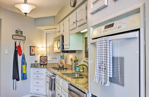 Lake Hamilton Condo | Waterfront Hot Springs Condo: Pool, Hot Tub Access