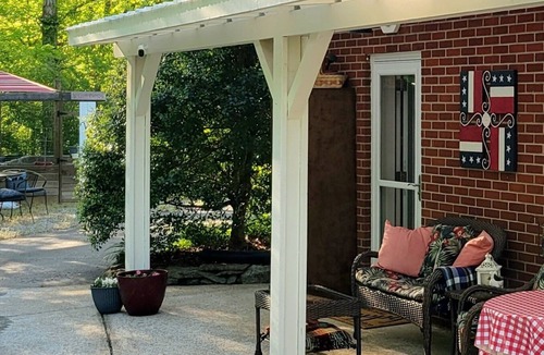 Hickman Cottage | Wayfarer's Inn: Cottage Suite Nestled in a Woodland Setting Near Historic Square