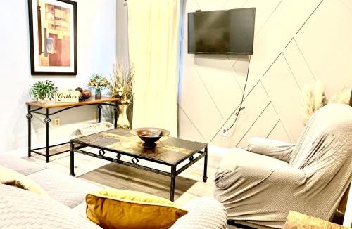 Berclair House | Welcome travel techs, King bed, 2br 1 ,5 ba, 4beds sleep 5, xAI, Project Pyramid