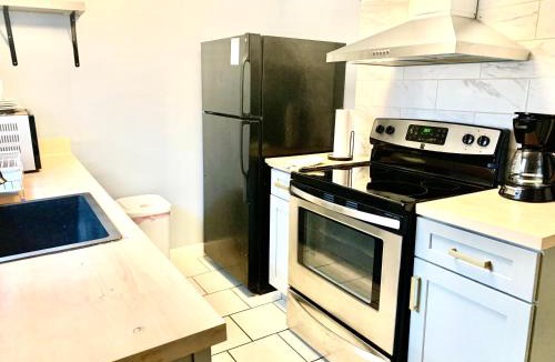 Berclair House | Welcome travel techs, King bed, 2br 1 ,5 ba, 4beds sleep 5, xAI, Project Pyramid