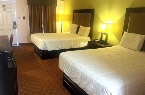 Whitesboro Hotel | Welcoming 2 Queen Beds Near Restaurants - Great for Families - 4 Rooms!