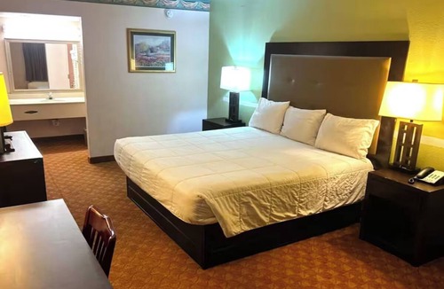 Whitesboro Hotel | Well-Located King Bed Close to Lake Texoma Adventures - Located along US Hwy 82