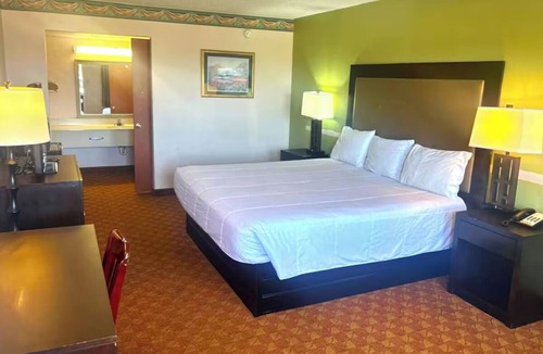 Whitesboro Hotel | Well-Located King Bed Close to Lake Texoma Adventures - Located along US Hwy 82