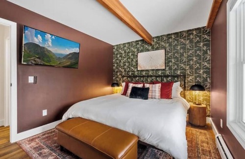 Bartlett Cabin | White Mtn Lux Retreat - Hot Tub, Sauna & Game Room