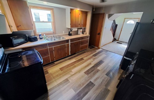 Dubuque House | Whole Home by Heritage Trail, quiet street, outdoor games