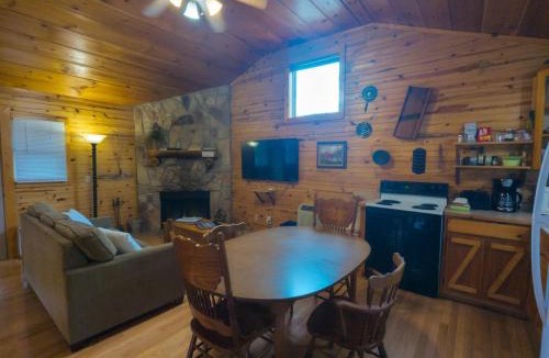 Eureka Springs House | Wild Plum Cabin No.1