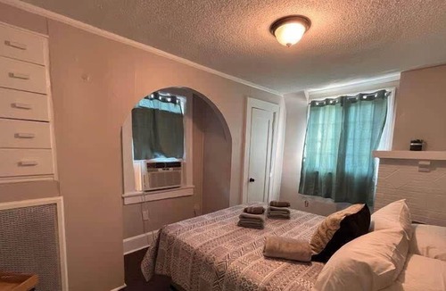 Vollintine-Evergreen Apartment | Willett 2 Adorable Two Bedroom