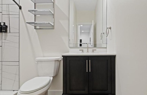 Evansville Apartment | Winter @ Golden Goose: New Build, King Bed