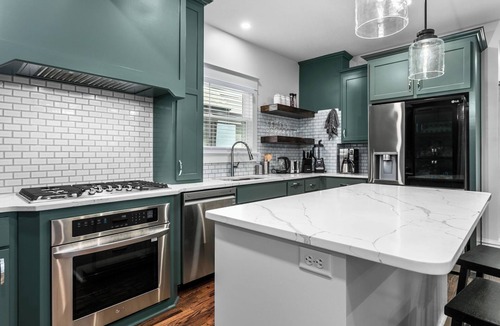 Southmoreland House | World Cup HQ! 6BR KC Home w/Hot Tub, Cinema, BBQ & Game Room