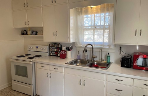 Russell House | Writer’s Bungalow: Russell 2-bedroom house with AC and Hardwood Floors