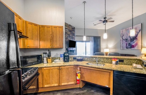 Lake Delton Condo | Wyndham Glacier Canyon - 1 Bedroom