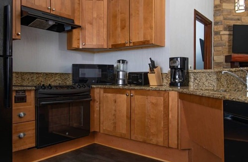 Lake Delton Condo | Wyndham Glacier Canyon |2BR/2BA King Suite w/Balc