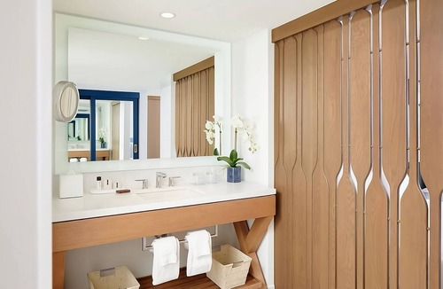 Waikiki Hotel | Your Exciting Honolulu Vacation Starts Here! 3 Ocean Front Units, Dining, Pool!