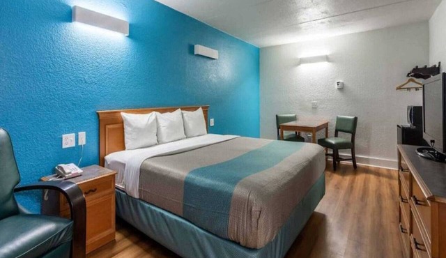1 King Bed|Non-Smoking