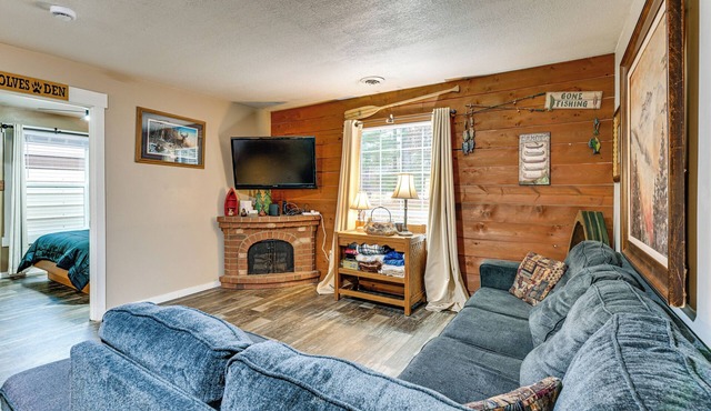 1 Mi to Lake Arbutus: Pet-Friendly Home w/Games